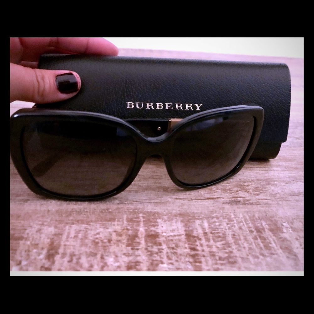 Burberry sunglasses great condition original case